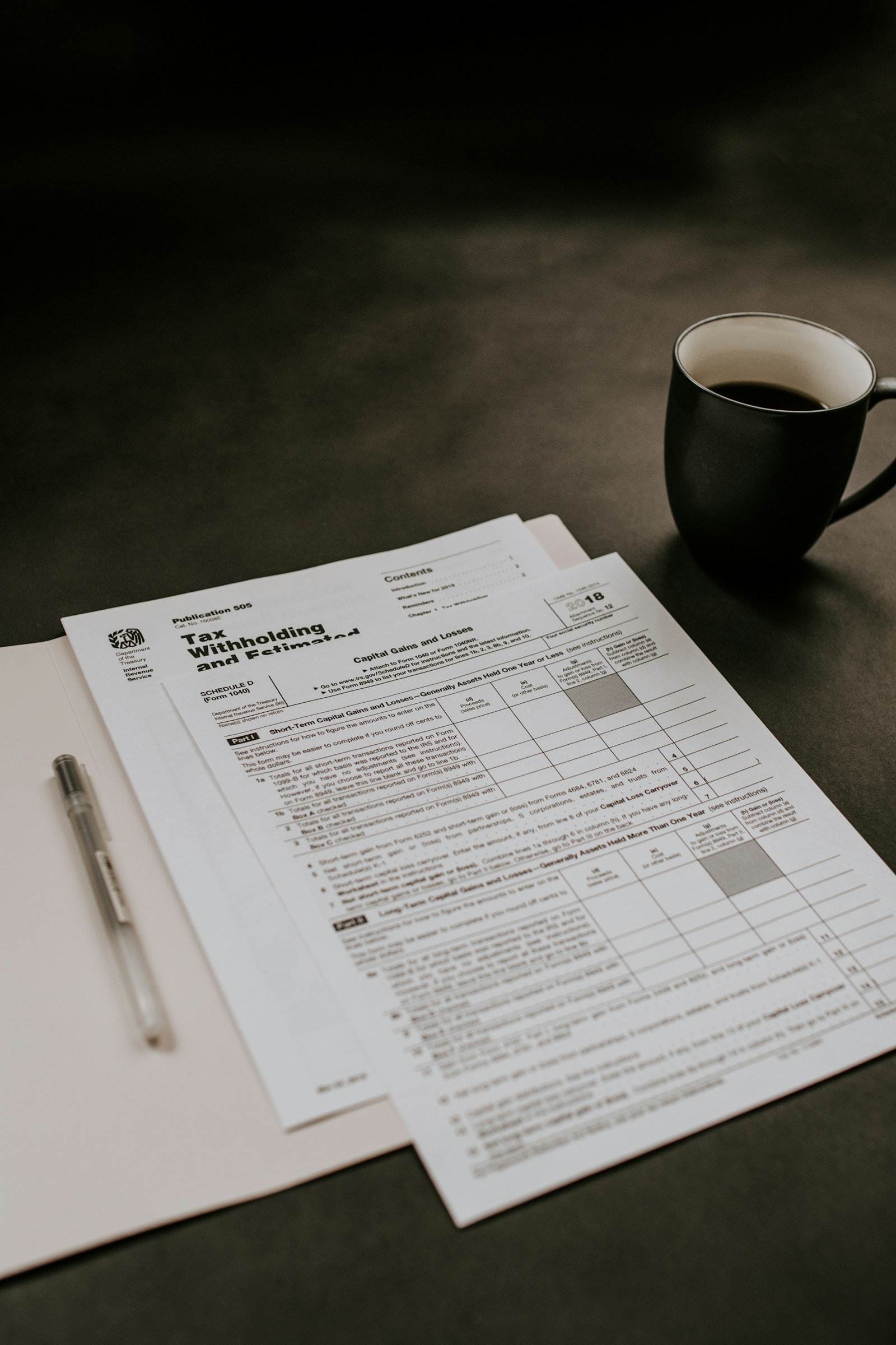 Calculadora e documentos fiscais sobre mesa — composição simbólica da análise tributária.