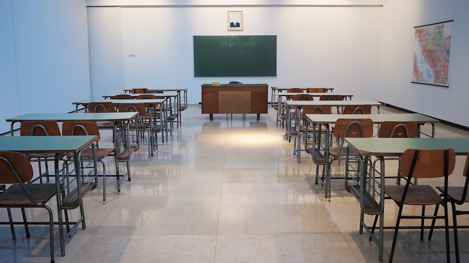 Professora em sala de aula com alunos — ambiente escolar público.