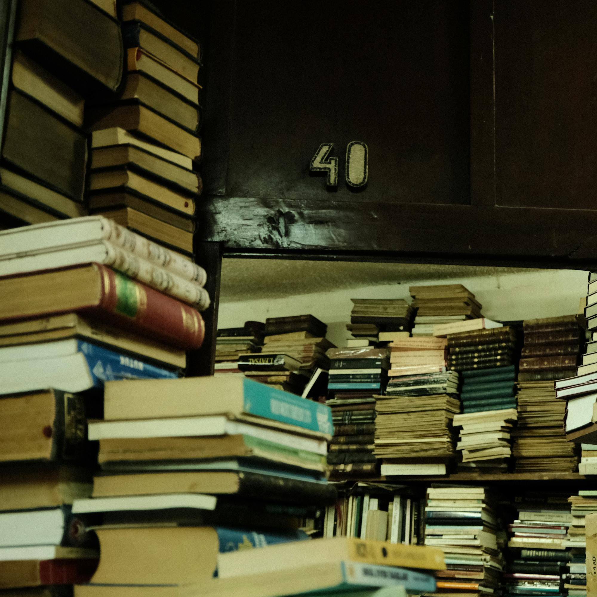 Estantes com pilhas de livros jurídicos antigos, com lombadas em couro — referência simbólica à base doutrinária do art. 50 do Código Civil.